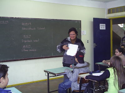 Foto professora Eloisa em sala de aula 