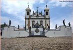 Imagem da Igreja de Bom Jesus de Matosinhos, que se destaca pelos trabalhos realizados por Aleijadinho e Mestre Athade. Esta igreja  considerada uma das obras de maior importncia na arte de Minas Gerais no perodo do sculo XVIII: o maior conjunto barroco da Amrica Latina. O professor pode utilizar a imagem como exemplo de arte barroca.  <br /><br /> Palavras-chave: Igreja. Aleijadinho. Barroco. Minas Gerais.