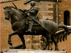 Imagem da esttua equestre de Donatello, grande escultor que introduziu o humanismo, precedendo o naturalismo e a glorificao do nu. <br /><br /> Palavras-chave: Donatello. Naturalismo. Gtico. Religioso. Renascimento.