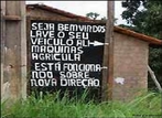 Imagem de uma placa que contm problemas na escrita. A imagem pode ser utilizada para exemplificar o gnero placa, bem como para se fazer uma anlise da construo textual (coeso e coerncia). Pode-se ainda discutir o letramento e o uso da norma padro da lngua portuguesa. <br/><br/> Palavras-chave: Placa. Norma padro. Ortografia. Letramento. Coeso. Coerncia. 