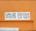 Imagem de uma placa que contm problemas na escrita, no se enquadrando na norma padro da lngua portuguesa. A imagem pode ser utilizada para exemplificar o gnero placa, bem como para se fazer uma anlise da construo textual (coeso e coerncia). Pode-se ainda discutir o letramento e a precariedade no uso da norma padro da lngua portuguesa. <br /><br /> Palavras-chave: Placa. Norma padro. Ortografia. Letramento. Coeso. Coerncia. 