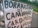 Imagem de uma placa que contm erro ortogrfico. A imagem pode ser utilizada para exemplificar o gnero placa, bem como para discutir o letramento e a precariedade no uso da norma padro da lngua portuguesa. <br/><br/> Palavras-chave: Placa. Norma padro. Ortografia. Letramento.