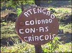 Imagem de uma placa que contm erros ortogrficos. A imagem pode ser utilizada para exemplificar o gnero placa, bem como para discutir o letramento e a precariedade no uso da norma padro da lngua portuguesa. <br /><br /> Palavras-chave: Placa. Norma padro. Ortografia. Letramento.