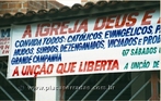 Imagem de uma placa que contm erro ortogrfico. A imagem pode ser utilizada para exemplificar o gnero placa, discutir o letramento e o uso da norma padro da lngua portuguesa e analisar o discurso religioso. <br/><br/> Palavras-chave: Placa. Norma padro. Ortografia. Letramento. Discurso. Religio.