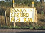 Imagem de uma placa que contm erros ortogrficos. A imagem pode ser utilizada para exemplificar o gnero placa, bem como para discutir o letramento e a precariedade no uso da norma padro da lngua portuguesa. <br /><br /> Palavras-chave: Placa. Norma padro. Ortografia. Letramento.