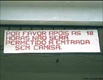 Imagem de uma placa que contm erro ortogrfico, problema de concordncia e falta de pontuao. A imagem pode ser utilizada para exemplificar o gnero placa, bem como para discutir o letramento e o uso da norma padro da lngua portuguesa. <br/><br/> Palavras-chave: Placa. Norma padro. Ortografia. Letramento. Concordncia. 