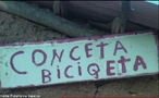 Imagem de uma placa que contm erro ortogrfico. A imagem pode ser utilizada para exemplificar o gnero placa, bem como para discutir o letramento e a precariedade no uso da norma padro da lngua portuguesa. <br/><br/> Palavras-chave: Placa. Norma padro. Ortografia. Letramento.