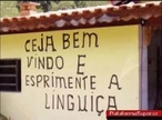 Imagem de uma placa que contm erro ortogrfico. A imagem pode ser utilizada para exemplificar o gnero placa, bem como para discutir o letramento, o uso da norma padro da lngua portuguesa e alguns elementos da coerncia textual (informatividade, relevncia, focalizao, intencionalidade e aceitabilidade). <br/><br/> Palavras-chave: Placa. Norma padro. Ortografia. Letramento. Coerncia. Inteno. Relevncia.