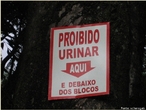 Imagem de uma placa com informaes ambguas. A imagem pode ser utilizar para exemplificar o gnero placa, bem como para fazer uma anlise da construo textual (coeso e coerncia), levando em conta os elementos coesivos referenciais.  <br/><br/> Palavras-chave: Placa. Coeso. Coerencia. Referenciao. Deixis. Ambiguidade. 