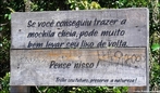 Imagem de uma placa que busca a conscientizao da preservao da natureza. Ela pode ser utilizada para exemplificar o gnero placa, bem como para se fazer uma anlise do discurso.  <br /><br /> Palavras-chave: Placa. Discurso. Preservao. Natureza.