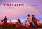 Foto da capa da coletnea de fotos tiradas por Daniel Groshong em Timor-Leste. A imagem permite que o professor introduza o assunto sobre os pase que tm a Lngua Portuguesa como oficial, fornecendo, assim, uma viso inicial sobre a utilizao da lngua portuguesa no mundo atual e suas diferenas e semelhanas.  <br /><br /> Palavras-chave: Capa. Discurso. Linguagem verbal. Linguagem no verbal. Lngua portuguesa. Timor-leste. Fotos.