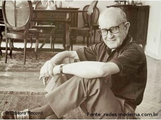 Imagem de Carlos Drummond de Andrade, mineiro de Itabira, primeiro grande poeta ps-movimento modernista e um dos mais importantes poetas brasileiros. Seu livro "Alguma Poesia", de 1930, marca o incio da segunda fase potica do Modernismo. 
<br /><br />
Palavras-chave: Drummond. Literatura. Poeta. Modernismo.