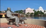 Imagem da escultura de Joo Cabral de Melo Neto, um poeta e diplomata brasileiro. Sua obra potica, marcada pelo rigor esttico, com poemas avessos a confessionalismos e marcados pelo uso de rimas toantes, inaugurou uma nova forma de fazer poesia no Brasil.  <br /><br /> Palavras-chave: Literatura. Poesia. Poeta. Joo Cabral de Melo Neto. 