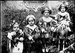 Imagem de Maria Augusta, Mcio, Jnio e Mrcio, os quatro primeiros filhos do escritor Gracialiano Ramos,em 1922 aproximadamente. A imagem pode ser utilizada pelo professor para apresentar particularidades da vida do autor. <br /><br /> Palavras-chave: Graciliano Ramos. Literatura brasileira. Biografia. Filhos. Famlia.