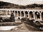 Foto do sculo XIX, dos Arcos da Lapa, um dos principais pontos tursticos da cidade do Rio de Janeiro, que comeou a ser construdo em 1723 e  indicado em diversas das principais obras literrias brasileiras, inclusive das de Machado de Assis.  <br /><br /> Palavras-chave: Centro antigo. Rio de Janeiro. Turismo. Literatura brasileira. 