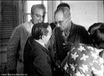 Imagem de Graciliano Ramos com Jos Olympo e Cndido Portinari, em sua casa na cidade do Rio de Janeiro, em 1952. Autor do 2 Momento Modernista, dentre suas obras podemos destacar: "Caets", "Angstia" e "Vidas Secas".  <br /><br /> Palvras chave: Graciliano Ramos. Literatura. Modernismo. Romantismo. 